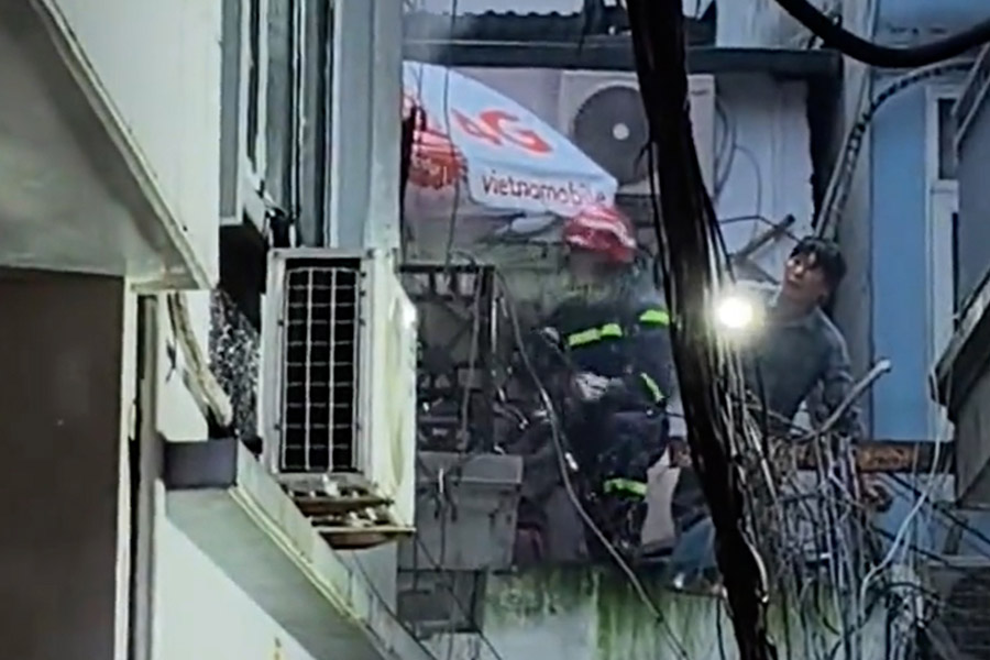 Screaming for help in the early morning in the fire that killed 5 people in Hanoi