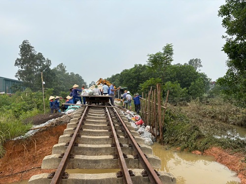 Cong nhan cang minh “giai cuu” duong sat bi lu cuon o Trung Gia. Anh: VNR