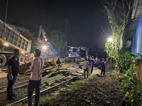 Workers worked through the night to "rescue" the railway swept away by floodwaters in Trung Gia. Photo: VNR