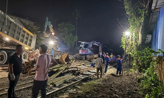 Công nhân làm việc xuyên đêm “giải cứu” đường sắt bị lũ cuốn ở Trung Giã. Ảnh: VNR