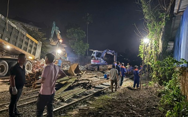 Workers worked through the night to "rescue" the railway swept away by floodwaters in Trung Gia. Photo: VNR