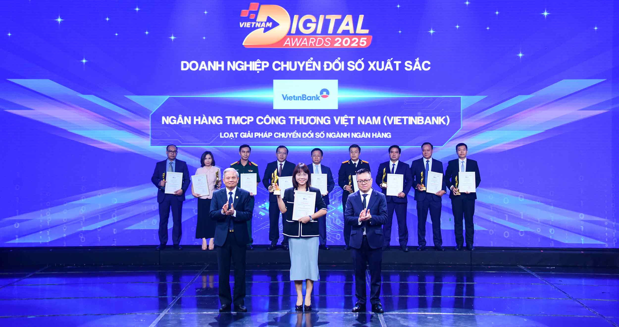 Ba Phung Thu Ha – Truong Ban Chuyen doi so VietinBank dai dien nhan giai thuong Doanh nghiep Chuyen doi so xuat sac 2025. Anh: VietinBank