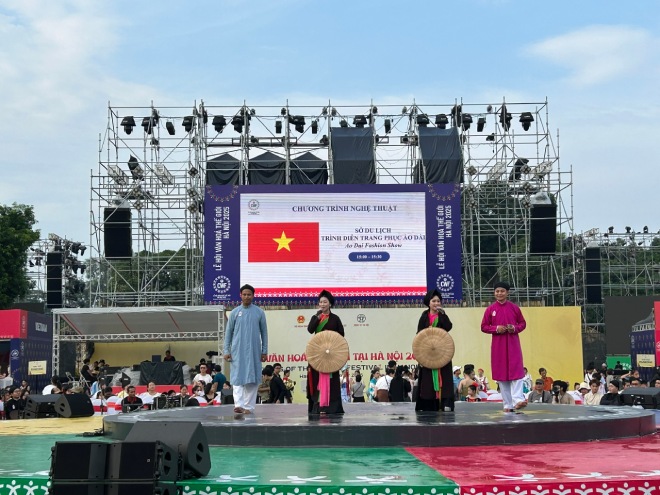 Tiet muc quan ho tren san khau tron. Anh: Quynh An