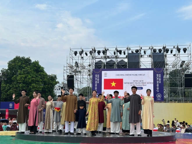 The Ao Dai collection performance on the afternoon of October 11 at the Thang Long Imperial Citadel Heritage Center (Hanoi). Photo: Quynh An