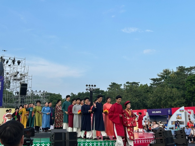 Phan trinh dien tai hien dam cuoi xua. Anh: Quynh An