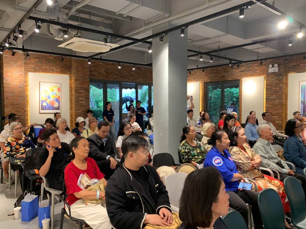 Dong dao nguoi dan tham gia ngay hoi Gen Bac Bat Song Thoi Dai. Anh: Thai Bao. 