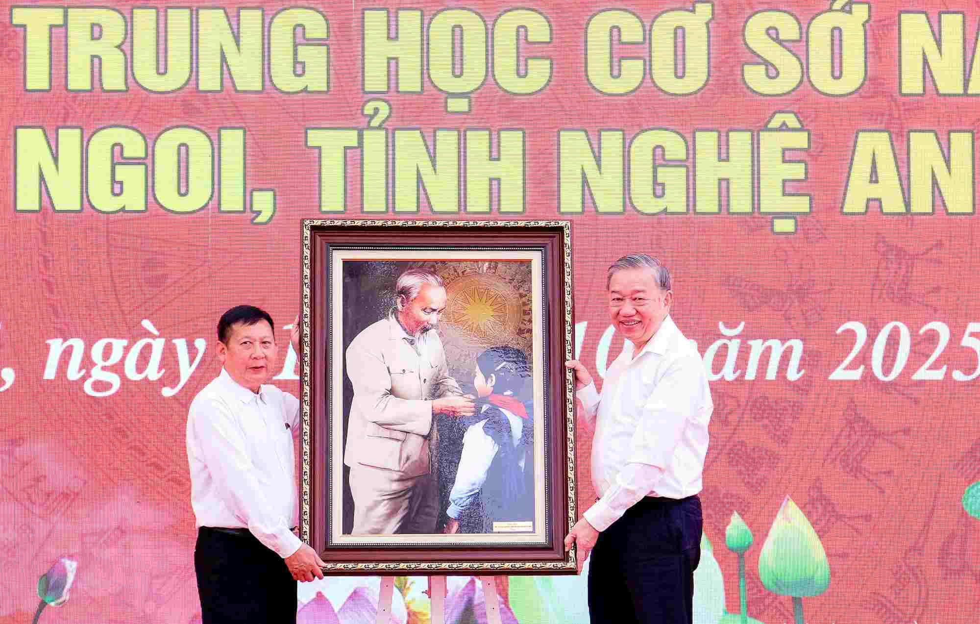 General Secretary To Lam presented Na Ngoi Primary and Secondary Boarding School with a photo of "Uncle Ho wearing a red scarf for students". Photo: Pham Bang