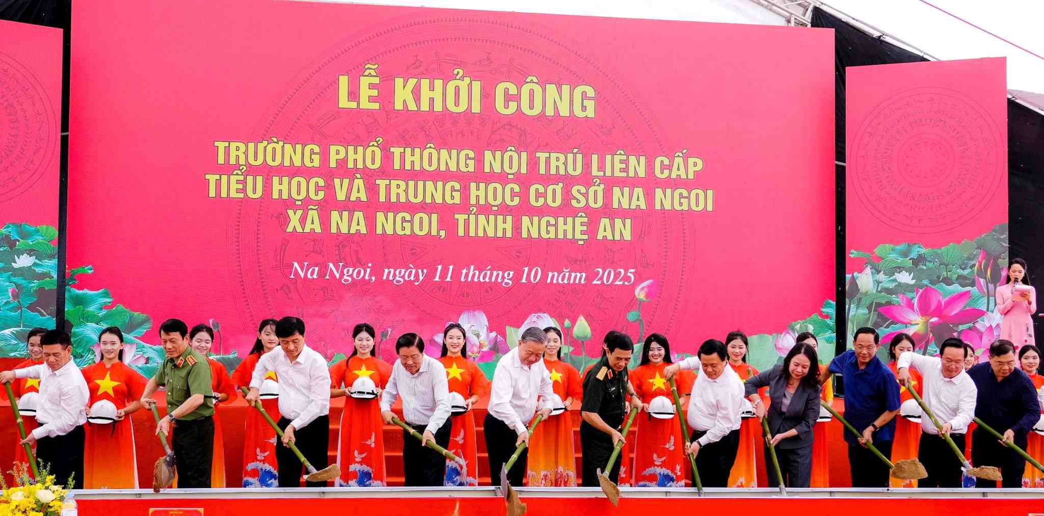 Tong Bi thu To Lam cung cac dai bieu thuc hien nghi thuc khoi cong xay dung Truong Pho thong noi tru lien cap TH va THCS Na Ngoi. Anh: Pham Bang