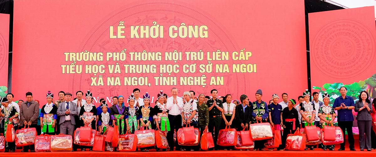 Tong Bi thu To Lam cung cac dai bieu tang qua cho cac gia dinh kho khan, chinh sach tren dia ban xa Na Ngoi. Anh: Pham Bang
