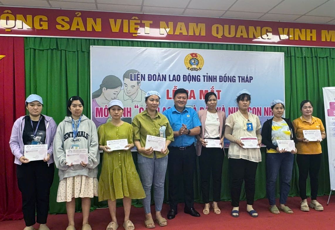Trao tang qua cho thanh vien cau lac bo. Anh: Thanh Mai
