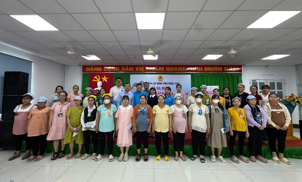 Cac thanh vien trong Cau lac bo Ba bau va nuoi con nho chup anh luu niem voi Ban to chuc. Anh: Thanh Mai