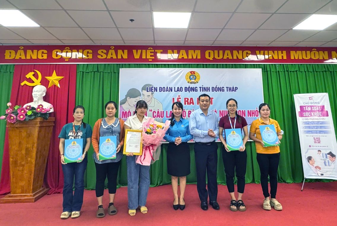 Lanh dao LDLD tinh va Cong ty trao quyet dinh thanh lap va tang hoa chuc mung Cau lac bo Ba bau va nuoi con nho. Anh: Thanh Mai
