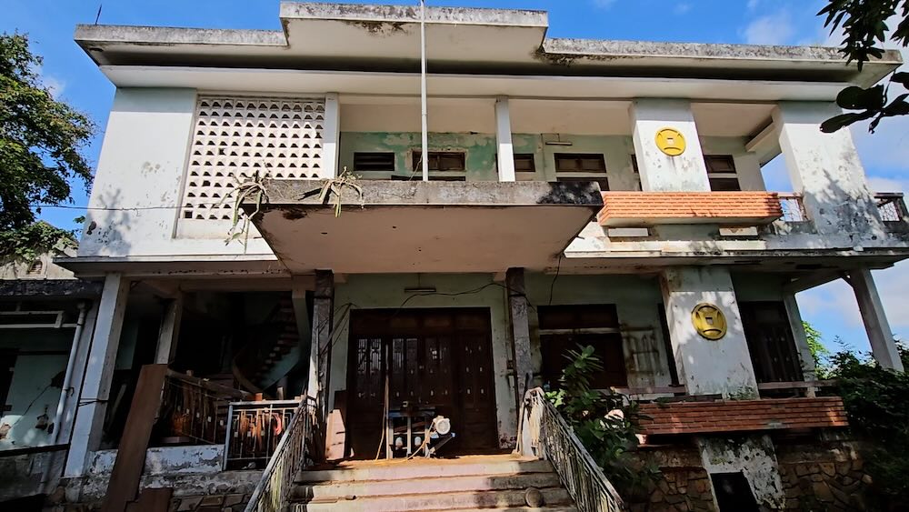Finding a way to handle a series of abandoned headquarters on National Highway 49. Photo: Nguyen Luan
