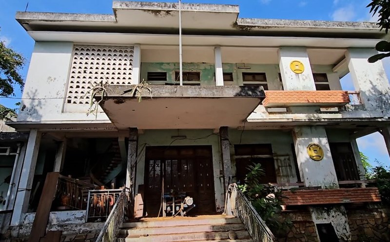 Finding a way to handle a series of abandoned headquarters on National Highway 49. Photo: Nguyen Luan