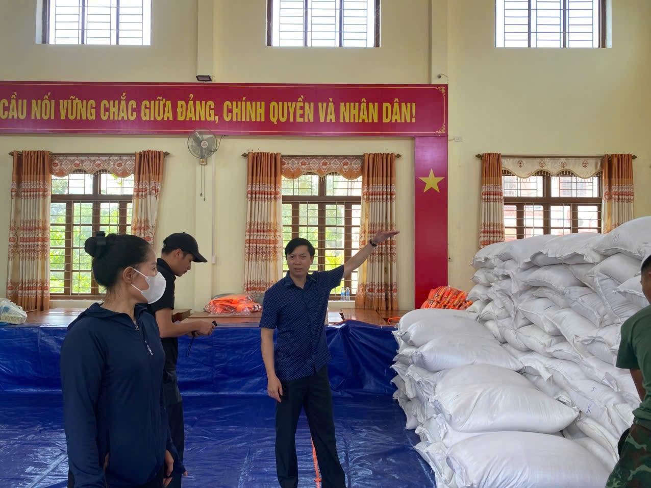El Ministerio de Finanzas exporta 2.000 toneladas de arroz para'reforzar' a la gente de Lang Son a superar las tormentas e inundaciones. Foto: LSTV