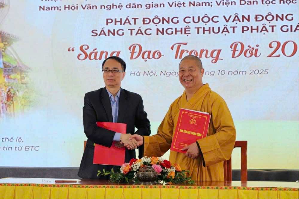 The signing ceremony of cooperation and launching of the Buddhist Art Composition Campaign "Doc Dao Trong Life" was held on October 11, in Hanoi. Photo: Organizing Committee
