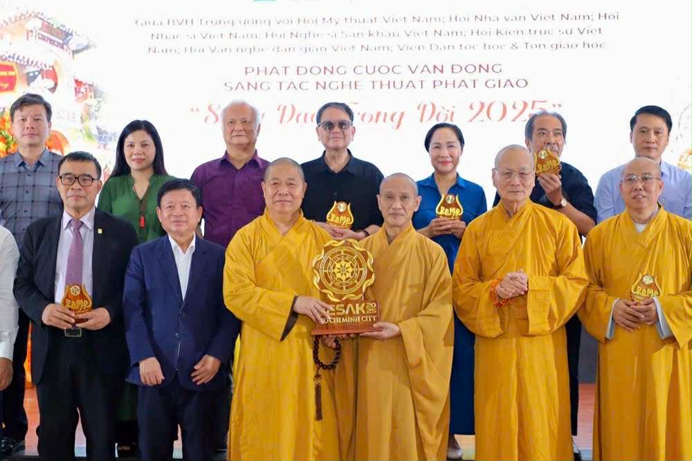 Chuong trinh co su phoi hop voi Vien Nghien cuu Dan toc hoc va Ton giao hoc, Hoi Nhac si Viet Nam, Hoi Nha van Viet Nam, Hoi My thuat Viet Nam, Hoi Nghe si San khau Viet Nam, Hoi Kien truc su Viet Nam, Hoi Van nghe Dan gian Viet Nam. Anh: Ban to chuc