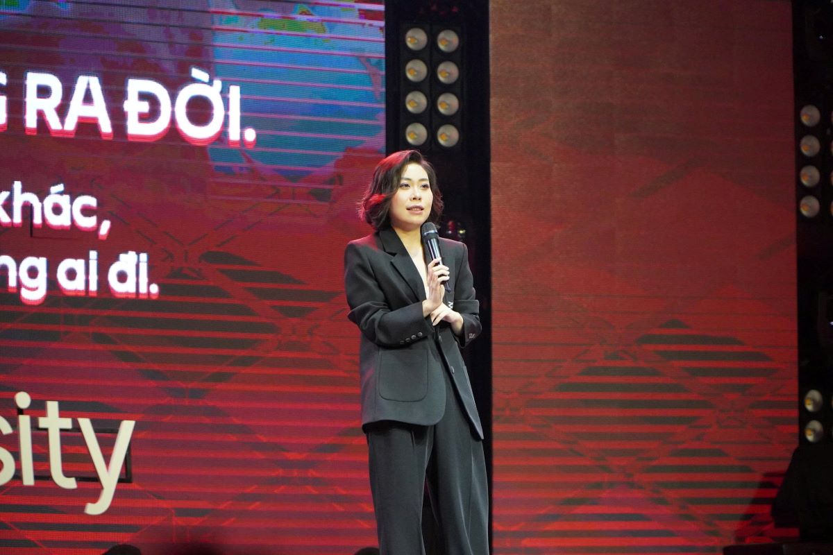 Ba Pham Thuy Trang, Truong phong Truyen thong Marketing, Truong Dai hoc Thang Long chia se mo dau chuong trinh. Anh: Anh Duc