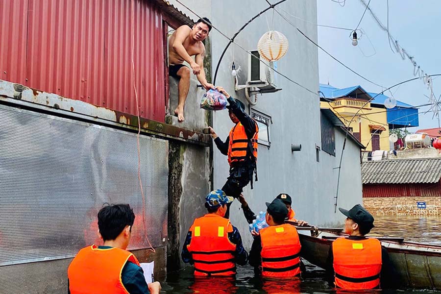 Du nuoc ngap sau, cac chien si van nhanh chong den tung ngo, go tung nha tiep te nhu yeu pham den tan tay cac ho dan bi anh huong.