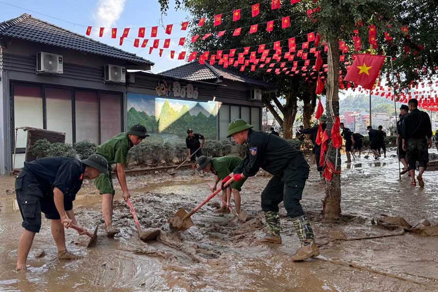 Tren hinh la cac chien si thuoc Trung doan CSCD E27 - Bo Tu lenh CSCD va Phong Canh sat co dong (PK02) tai Cao Bang don dep bun dat sau lu.