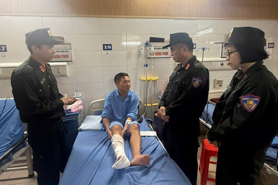 Khong nhung chi dao tong luc ra quan, Ban chi huy Trung doan E27 con den tham, tang qua gia dinh can bo, cong nhan vien cua don vi o Thai Nguyen bi ngap lut. Tham can bo chien si bi thuong khi lam nhiem vu ho tro nhan dan. Trong gian kho tinh dong doi, quan tam lan nhau, tinh quan dan luon duoc chia se.