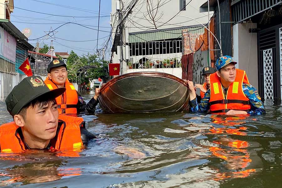 Cac chien si thuoc Trung tam Huan luyen va su dung dong vat nghiep vu - Bo Tu lenh CSCD co mat tai xa Noi Bai, chung tay cung cap uy, chinh quyen dia phuong va cac luc luong khac ho tro nhan dan khac phuc hau qua thien tai. Day cung la mot trong nhung dia phuong o Ha Noi chiu anh huong nang ne boi mua lu.
