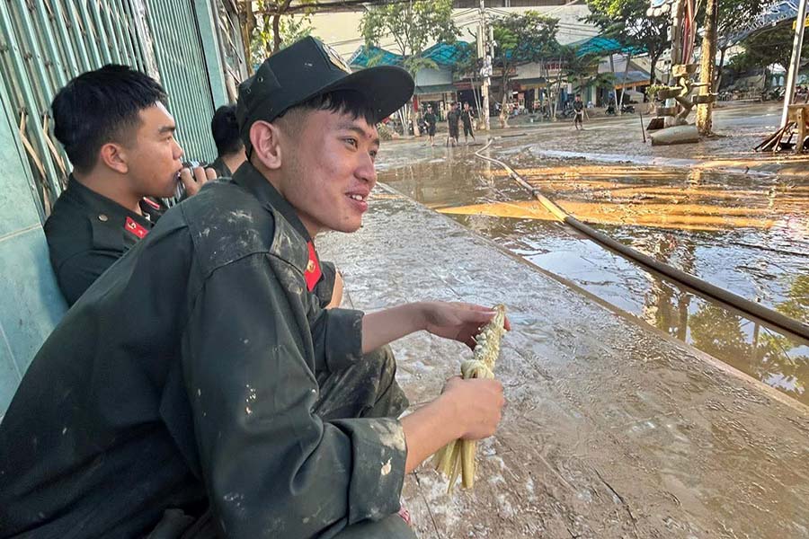 Nhung bua com, giac ngu voi cua cac chien si giua bon be bun dat truoc khi tiep tuc thuc hien nhiem vu.