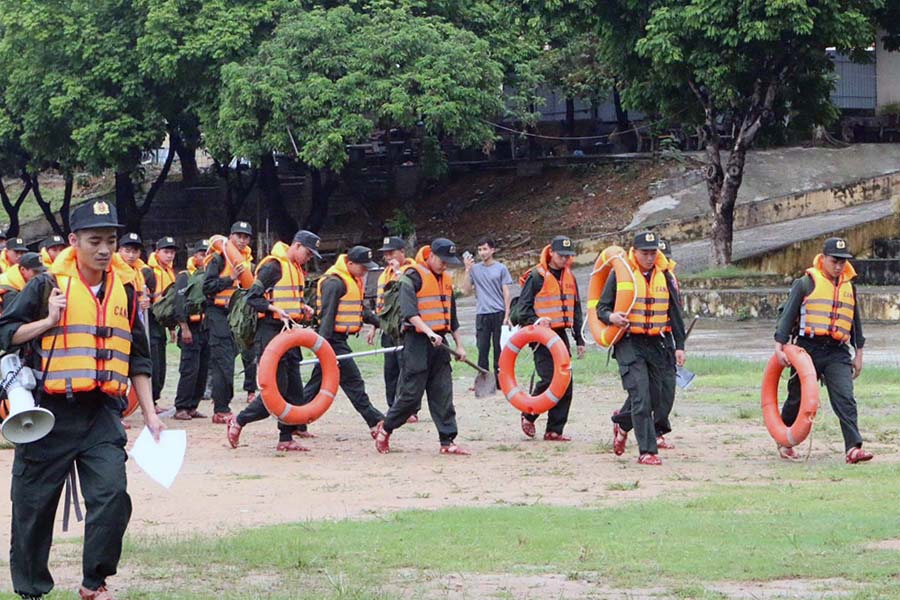 Phat huy truyen thong Cong an nhan dan vi nuoc quen than, vi dan phuc vu, cac Trung doan CSCD thuoc Bo Tu lenh CSCD - Bo Cong an da den cac diem nong lu lut bi chia cat thuoc cac tinh Cao Bang, Lang Son, Thai Nguyen, TP Ha Noi, Bac Ninh, Bac Kan... de tham gia cuu tro va tim kiem cuu nan.