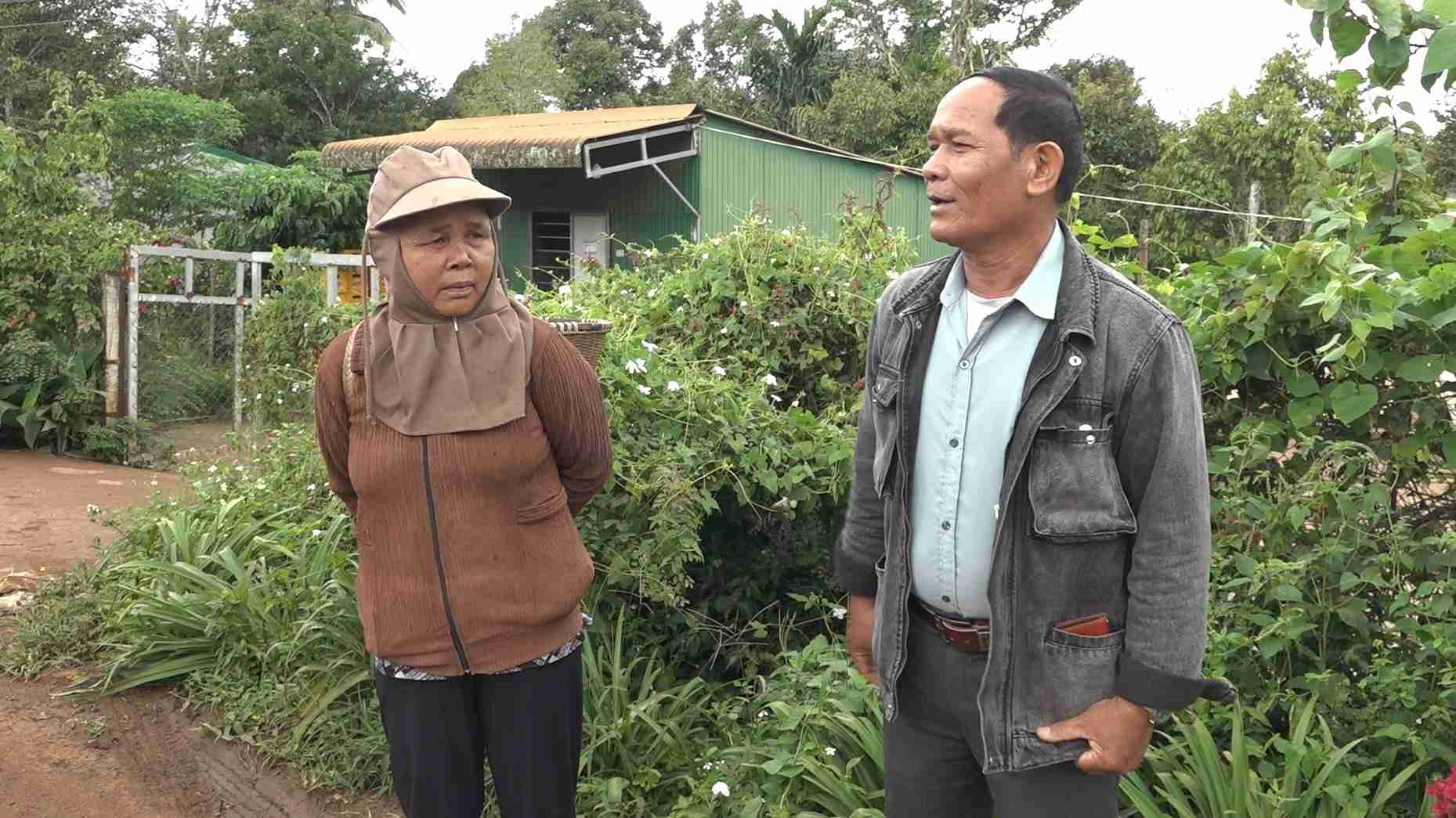 Dong bao dan toc thieu so kho khan o xa Krong Nang (tinh Dak Lak) duoc tiep can cac mo hinh chan nuoi, tuyen truyen ve y nghia cong tac giam ngheo ben vung. Anh: Bao Lam 
