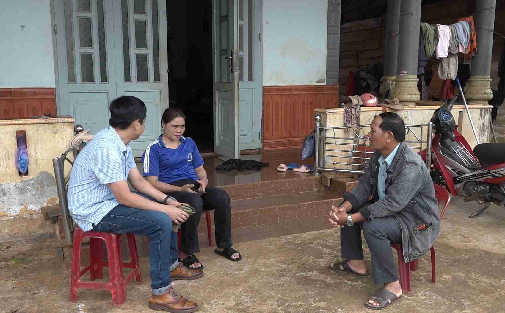 Nguoi dan cac thon, buon duoc nguoi co uy tin tuyen truyen, pho bien cac chinh sach ve giam ngheo ngay tai nha. Anh: Bao Lam 