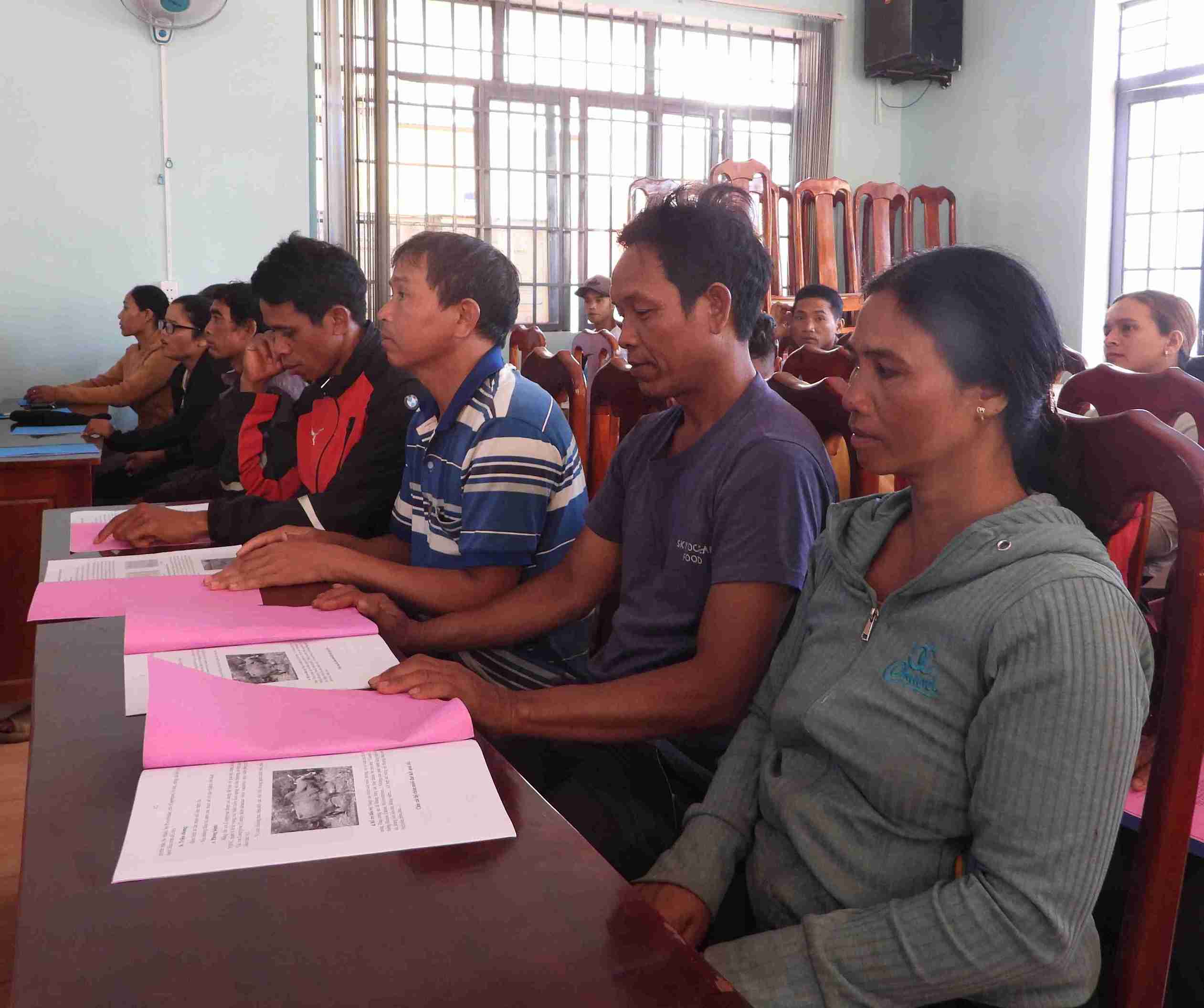 Nguoi dan xa Krong Nang hoc tap cac mo hinh chan nuoi de phat trien kinh te. Anh: Bao Lam 