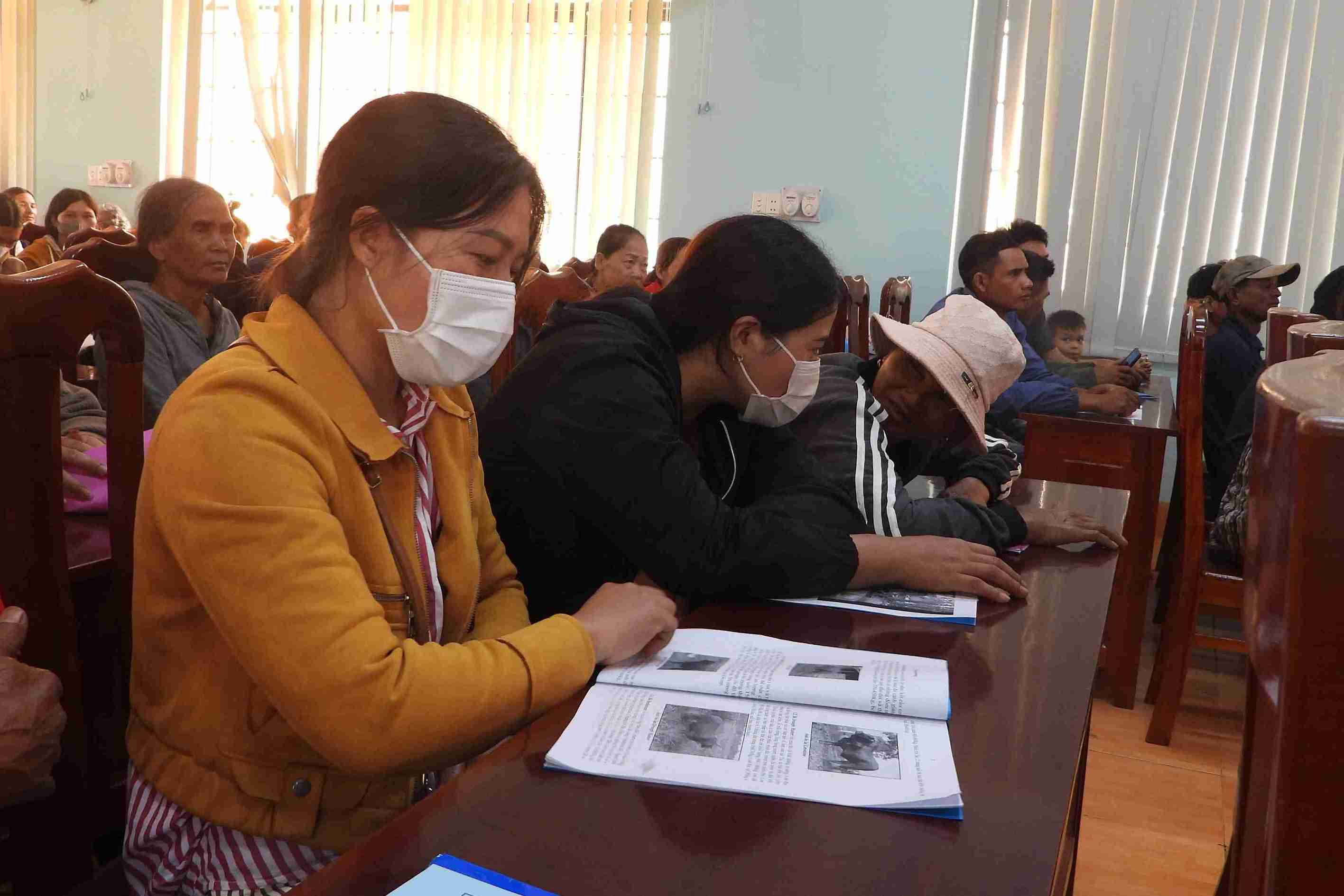닥락성 크롱낭면의 어려운 소수 민족 동포들이 지속 가능한 빈곤 감소 사업의 의미를 홍보하는 축산 모델에 접근하고 있습니다. 사진: 바오람