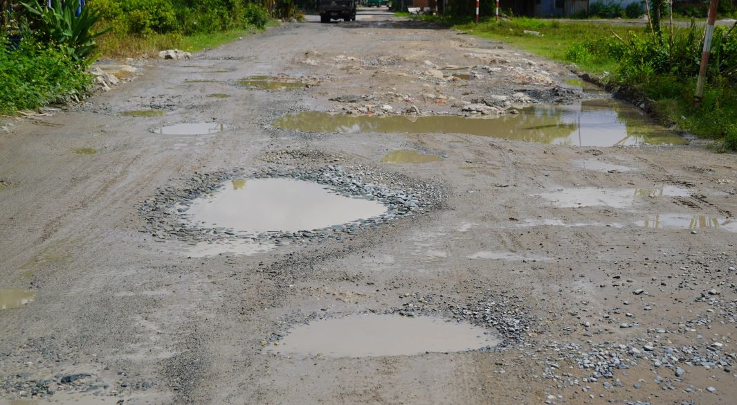 Bach Dang Street in Phu Loi Ward (Can Tho City) is degraded, full of potholes.