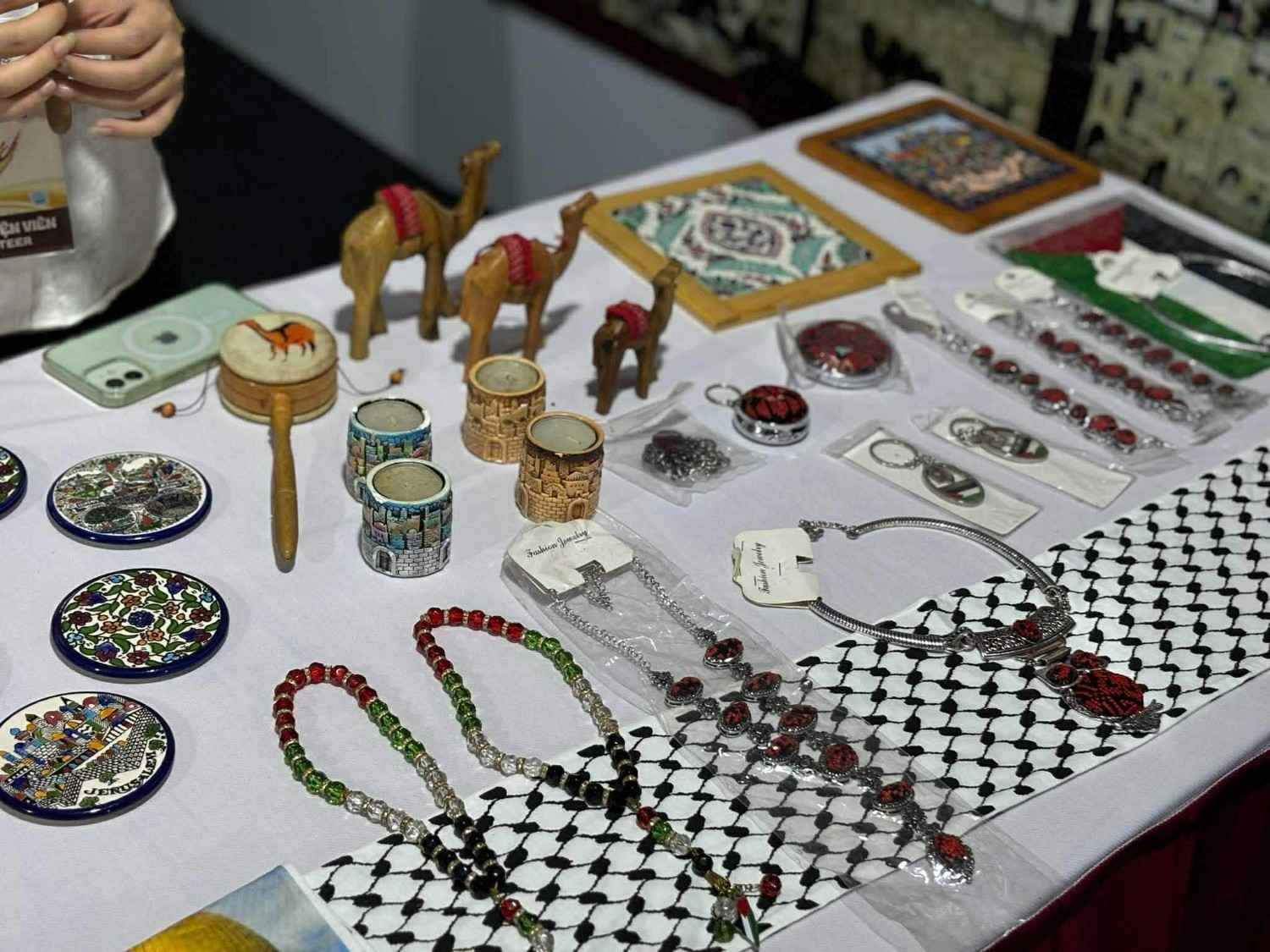 Khong gian van hoa cua Palestine trung bay cac mon do trang suc va nghe thuat theu truyen thong. Anh: Nguyen Dat