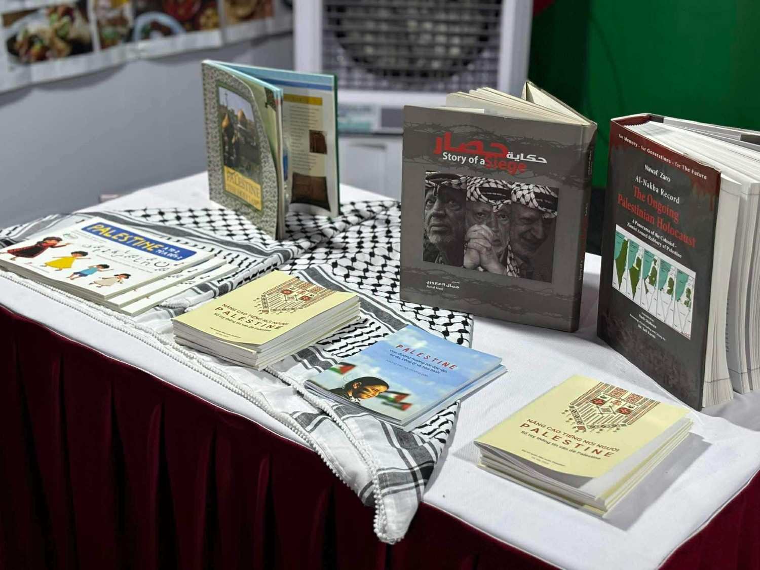 Qua le hoi, Palestine muon ke voi the gioi cau chuyen hoa binh va long nhan ai. Anh: Nguyen Dat