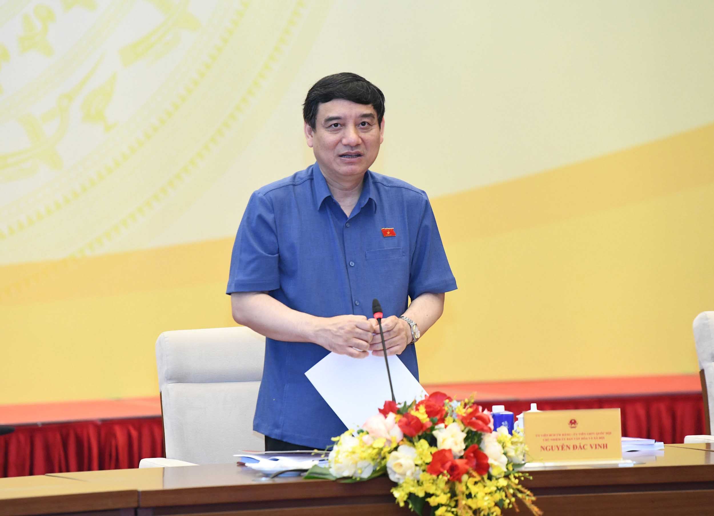 El Presidente del Comite de Cultura y Asuntos Sociales Nguyen Dac Vinh propuso que al unificar los libros de texto comunes los libros de texto existentes no deberian prohibirse sino convertirse en documentos de referencia. Foto: Lam Hien.