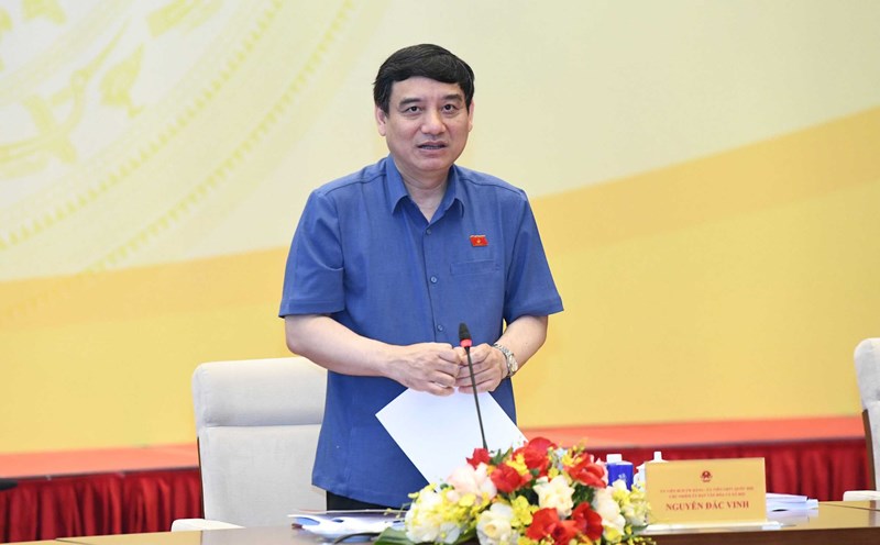 Chairman of the Committee on Culture and Society Nguyen Dac Vinh suggested that when unifying a shared set of textbooks, existing sets of textbooks should not be banned, but converted into reference documents. Photo: Lam Hien.