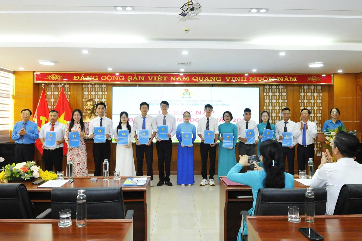 Cong doan Cong ty Tuyen than Cua Ong to chuc ket nap 12 doan vien cong doan. Anh: Doan Hung