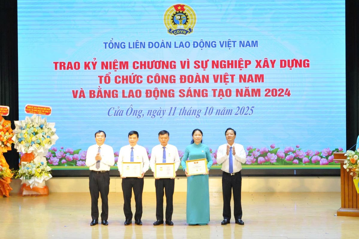회사 지도부는 '노동조합 조직 건설 사업' 기념장과 베트남 노동총연맹의 창조 노동 증서를 간부 간부 간부 조합원 간부 모범 노동자에게 수여했습니다. 사진: 도안 흥