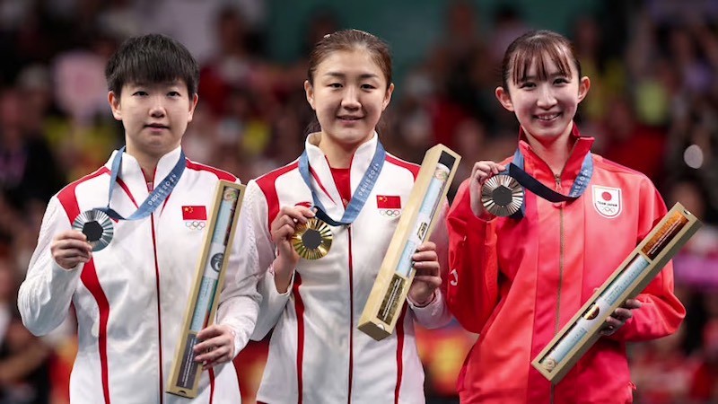 Tran Mong - 올림픽 챔피언(가운데)이 Huynh Hieu Minh의 회사에 합류했습니다. 사진: Olympic