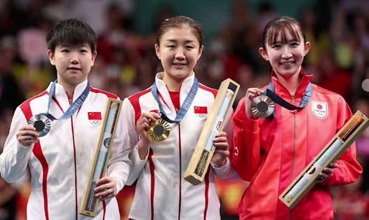 Trần Mộng - nhà vô địch Olympic (giữa) đầu quân cho công ty của Huỳnh Hiểu Minh. Ảnh: Olympic
