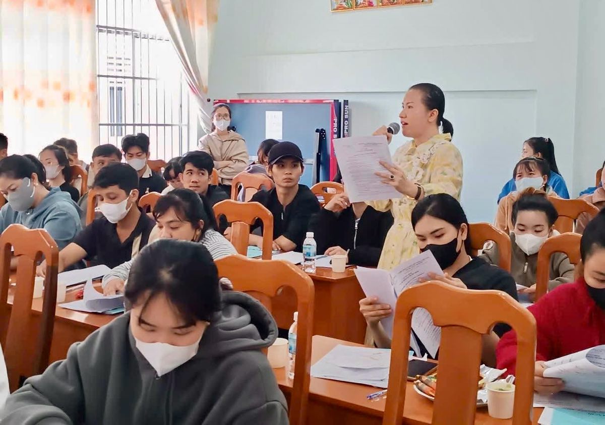 Giai dap cac thac mac cho nguoi lao dong. Anh: Pham Duy