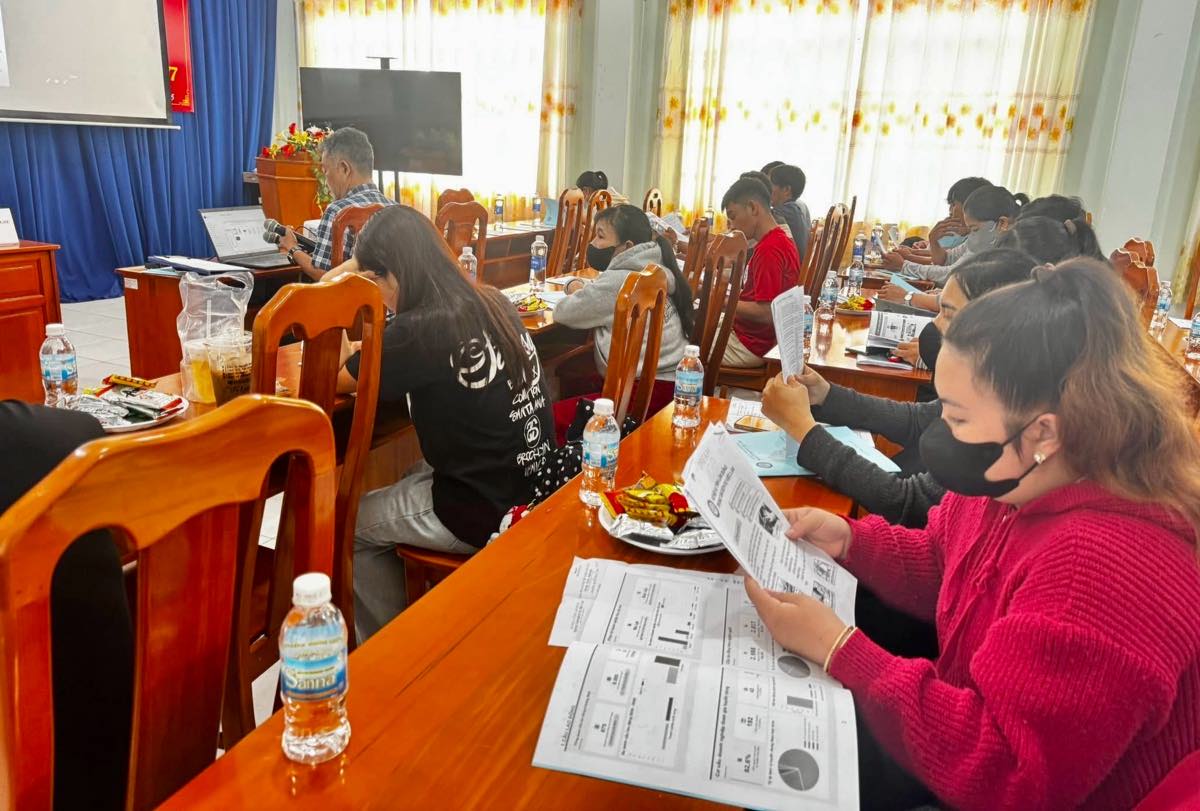 Nguoi lao dong tiep can thong tin ve viec lam de co su lua chon phu hop. Anh: Duy Tuan