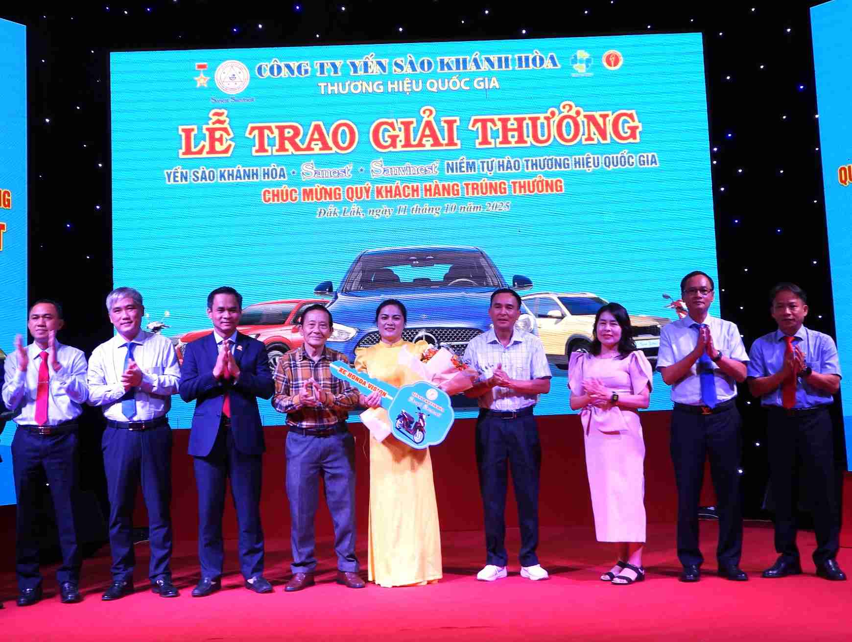 Cac phan qua gia tri duoc ban to chuc trao cho khach hang may man. Anh: Long Du