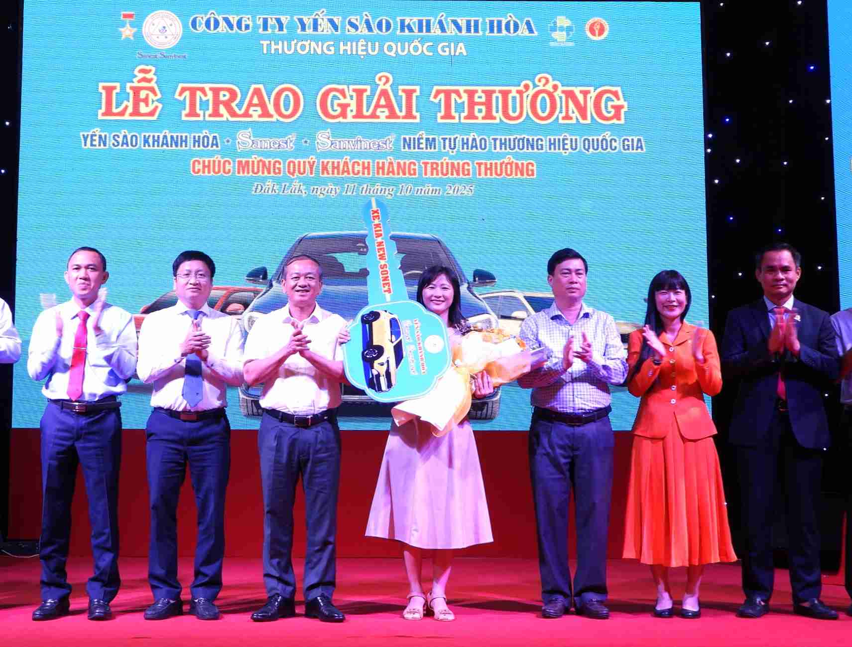 Lanh dao cac so, nganh cua tinh Dak Lak trao phan thuong la chiec oto cho nguoi phu nu may man. Anh: Long Du