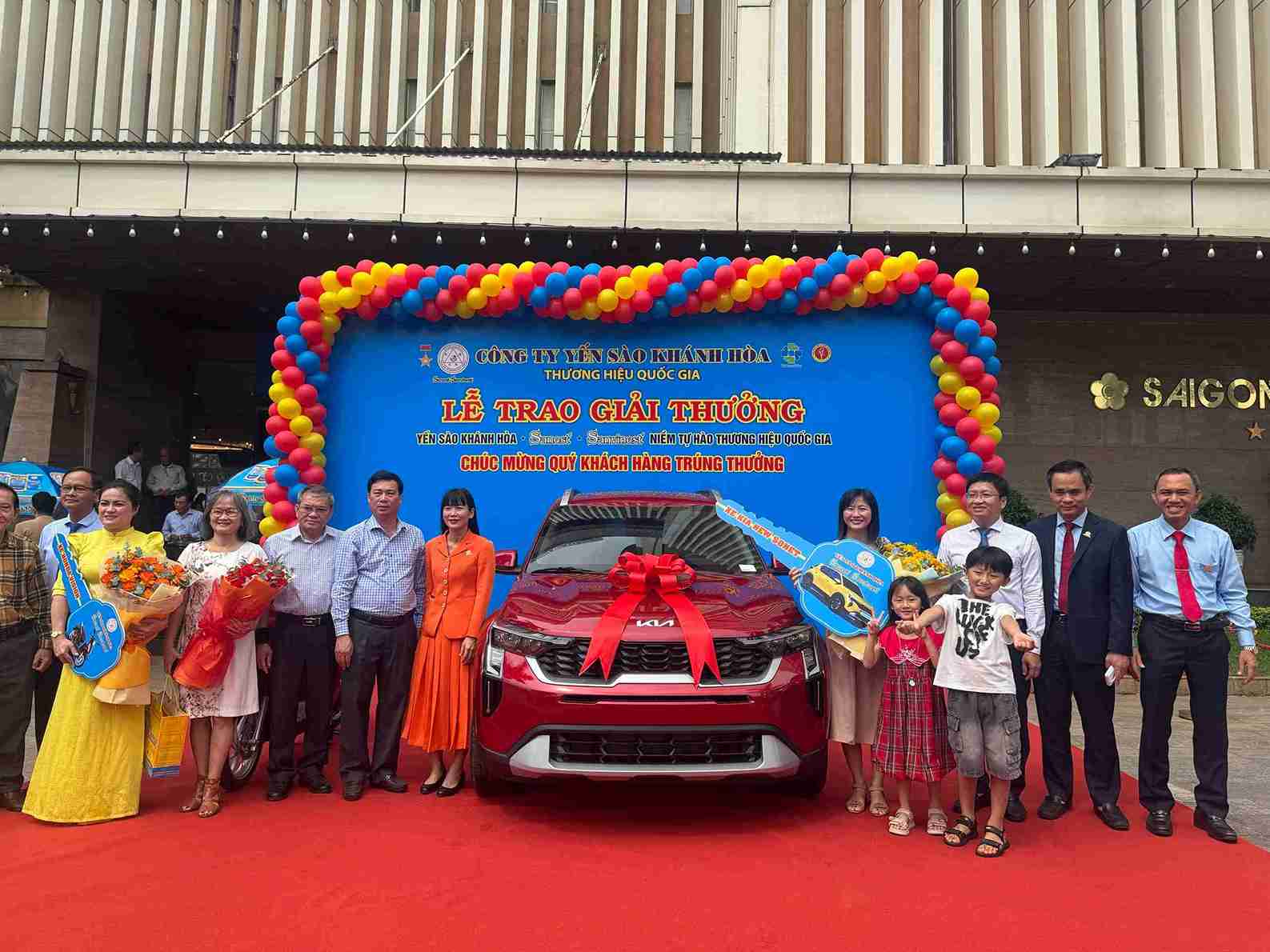 Ban tổ chức trao tặng xe ôtô cho người phụ nữ ở phường Thành Nhất (tỉnh Đắk Lắk). Ảnh: Long Du