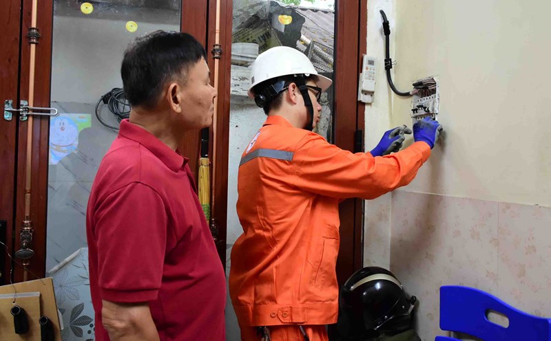 Increase convenience, improve customer service quality. Photo: Provided by EVNHANOI.