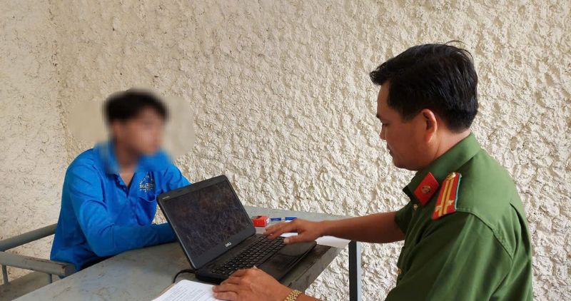 Dong Thap Provincial Police temporarily detained Khuc Van Thanh (17 years old, living in Vinh Long) to investigate the act of robbery at a gold shop. Photo: Provided by the police.