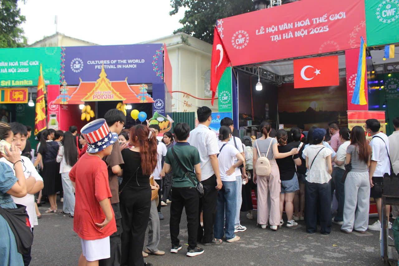 世界文化遺産フェスティバルで国際特産品を買い物に並ぶ.