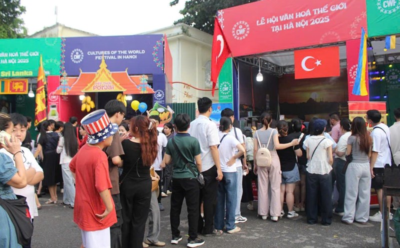 Queue up to shop for international specialties at the World Cultural Festival.